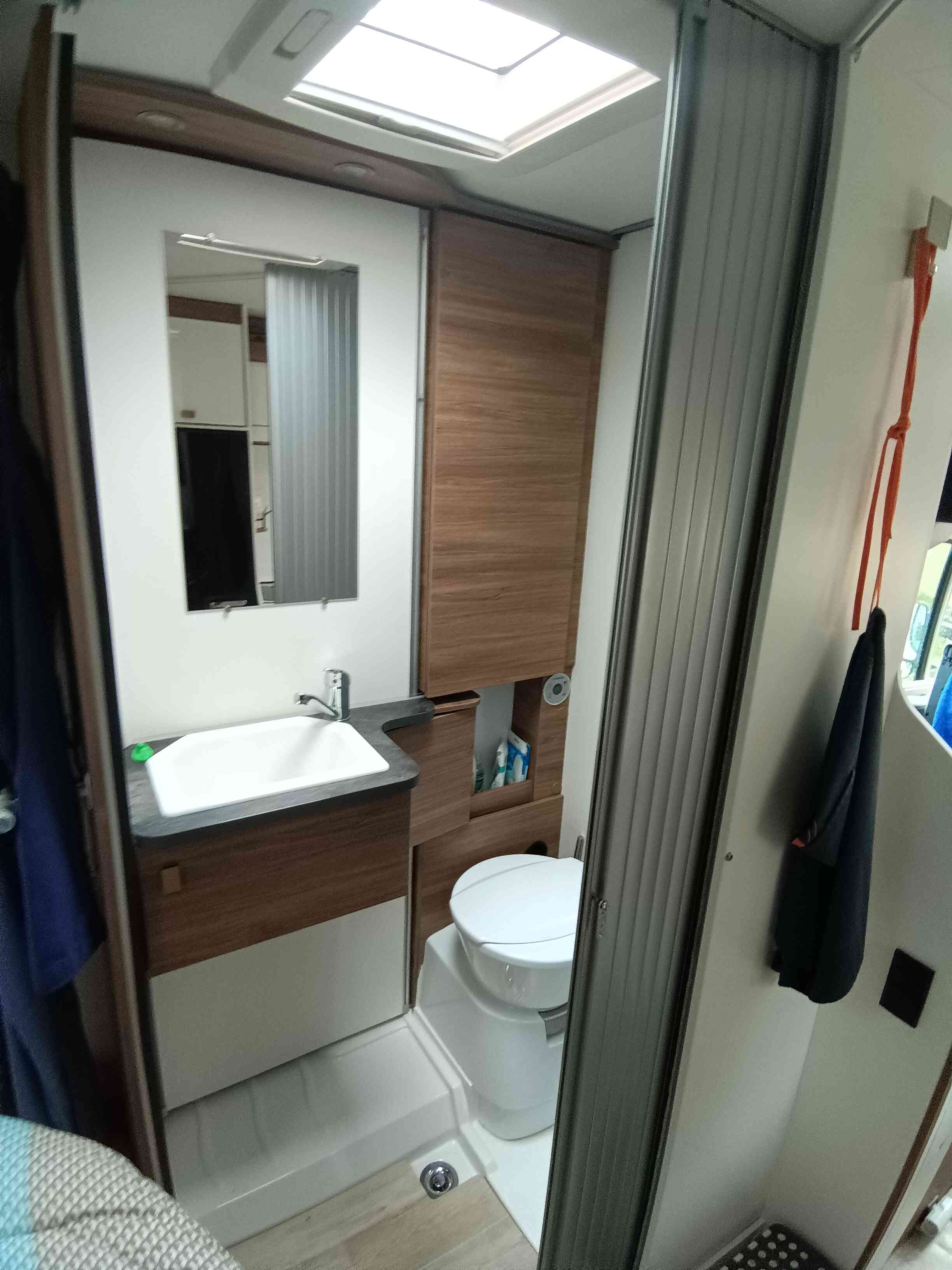camping-car PILOTE P 650 C  intérieur / salle de bain  et wc